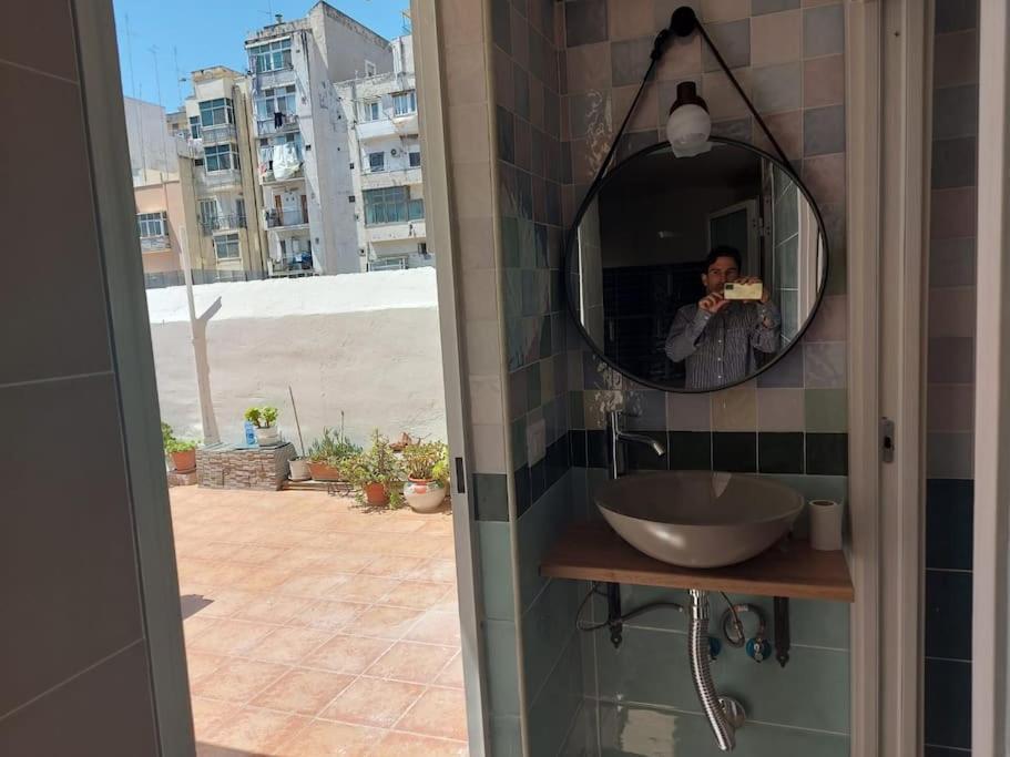 Characteristic Garibaldi Apartment Bari Exterior foto